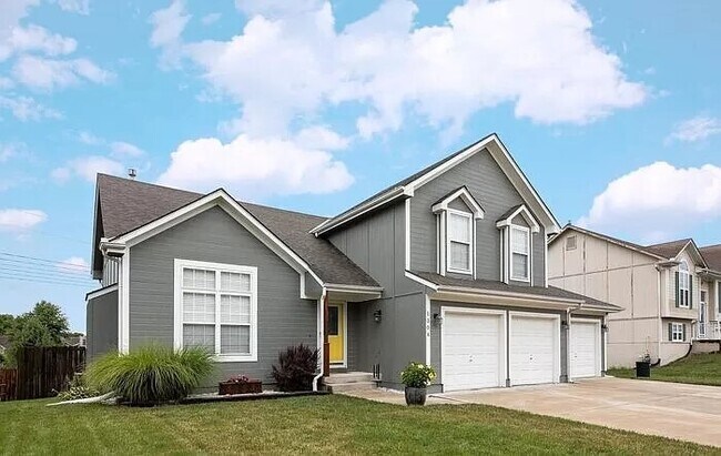 Foto del edificio - Spacious 4-Bedroom Greenwood Home with Vau...