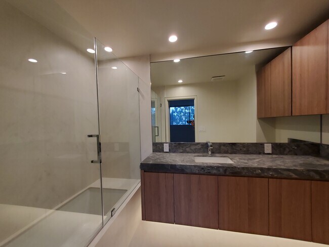 Building Photo - 100 S Doheny Dr