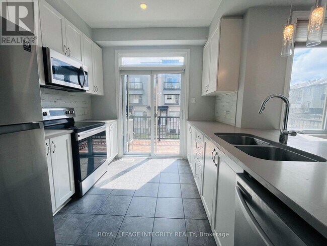 Building Photo - 608 Makwa Private