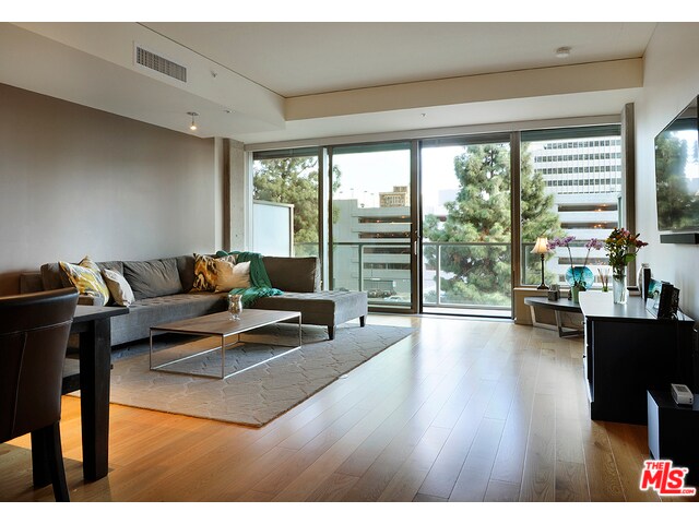 Foto del edificio - 1155 S Grand Ave