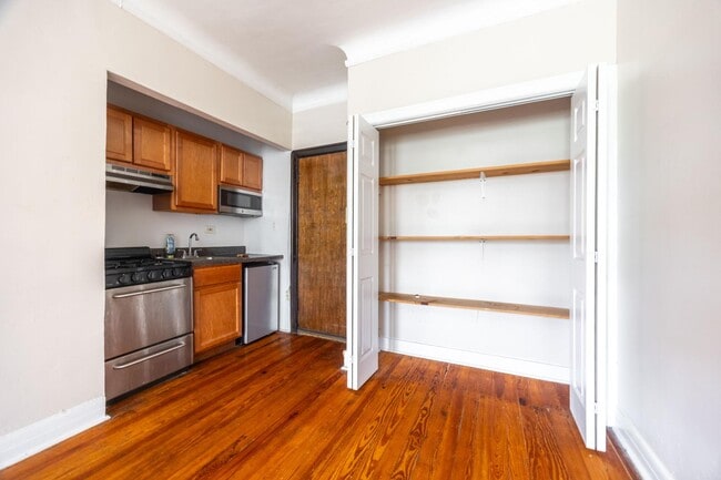 Building Photo - 948 W Cuyler Ave
