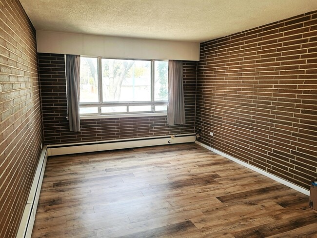 Building Photo - 1910 Main St