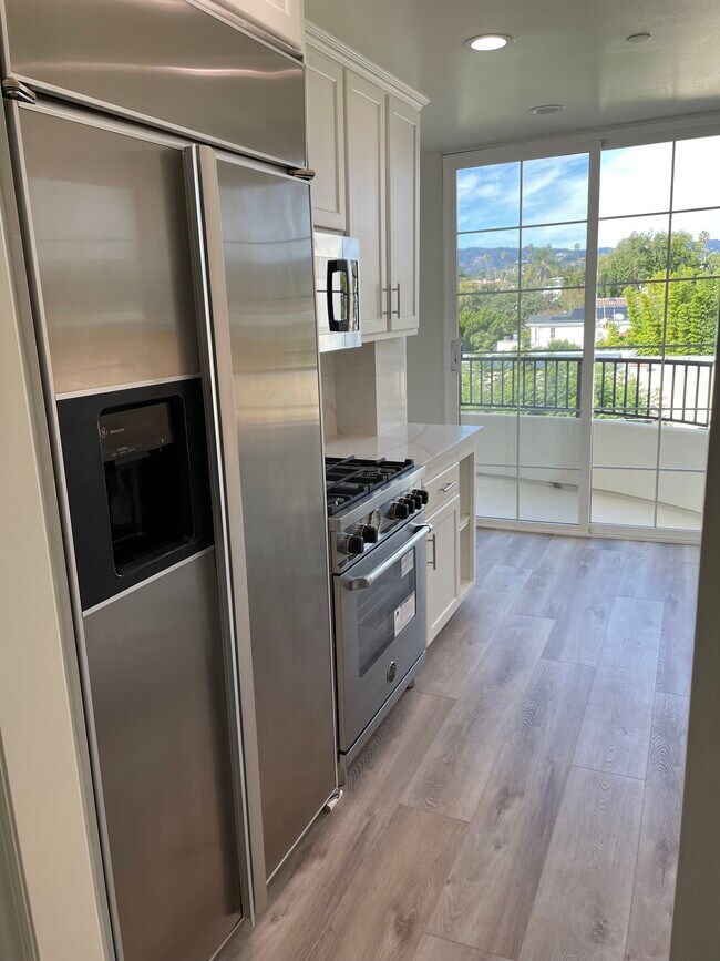 Kitchen - 1158 Wellesley Ave