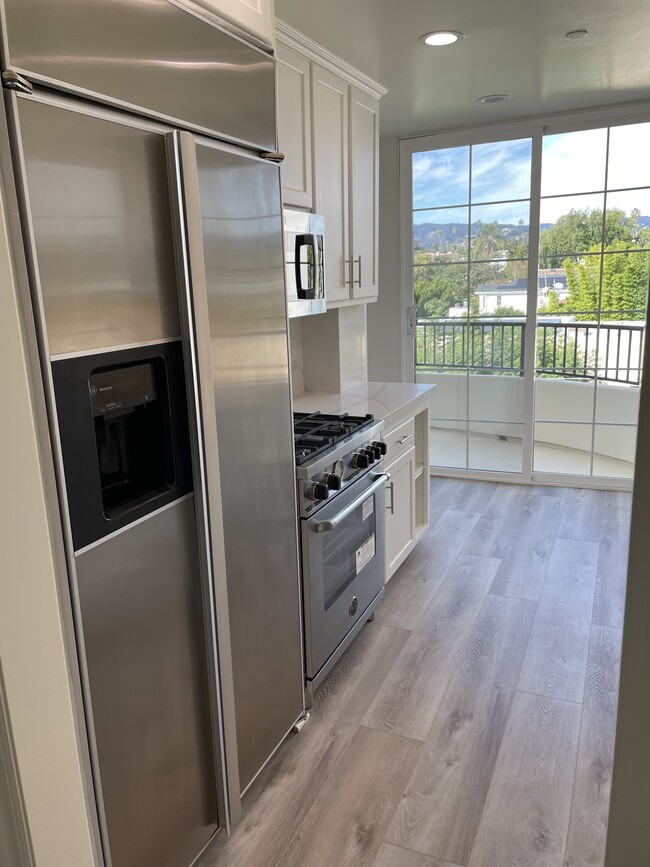 Kitchen - 1158 Wellesley Ave