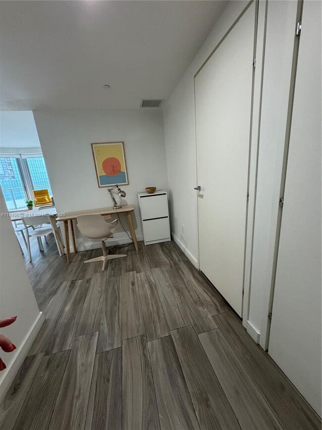 Building Photo - 1300 Brickell Bay Dr