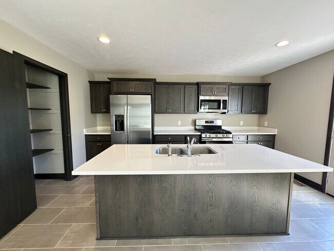 Foto del edificio - Newer Build - Four Bedroom Duplex in Caledonia!