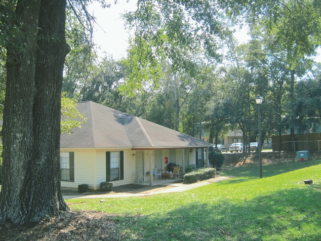 Building Photo - Hunters Run - No Vacancy; Waitlist Only!