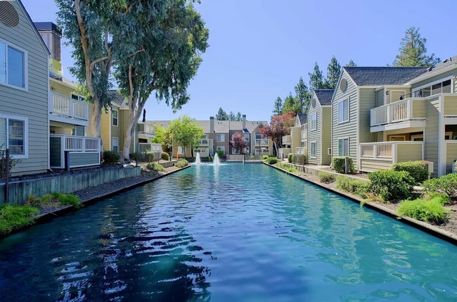 Building Photo - 215 Reflections Dr