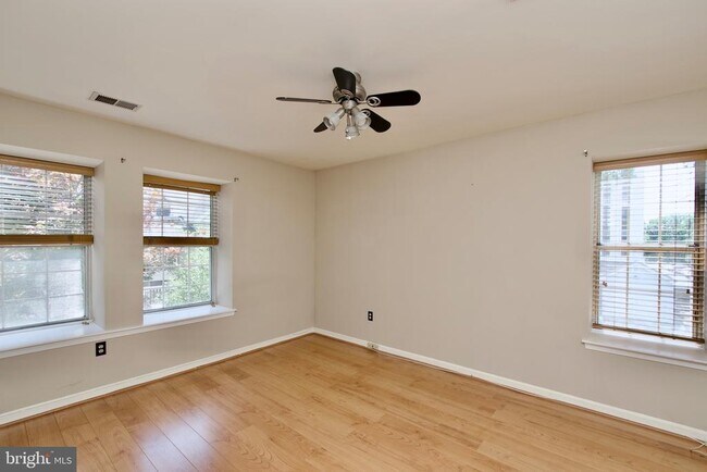 Foto del edificio - 3377 Lakeside View Dr