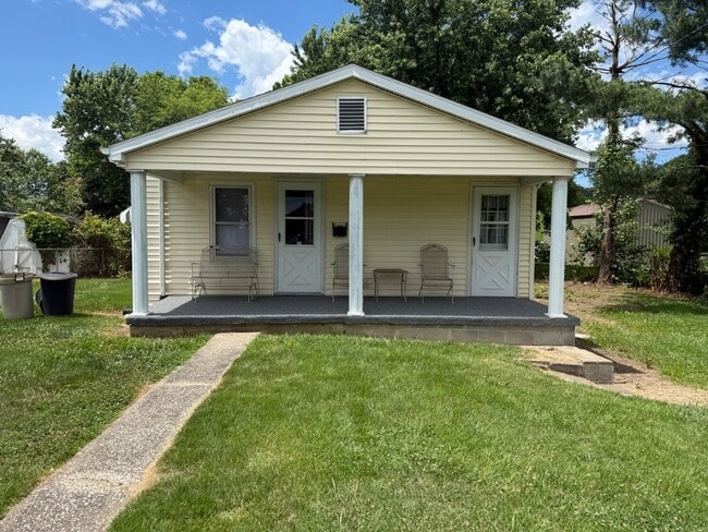 Building Photo - 405 Elm St