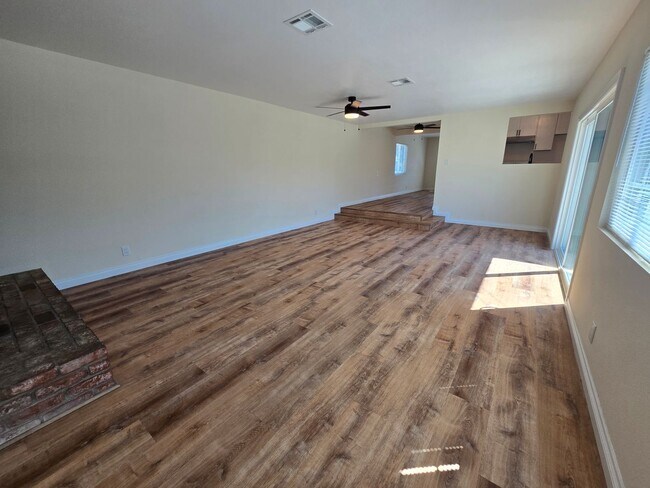 Foto del edificio - Spacious and Highly Upgraded 3 bedroom Hom...