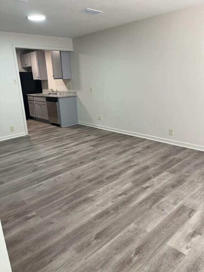 Building Photo - Newly Remodeled Townhome