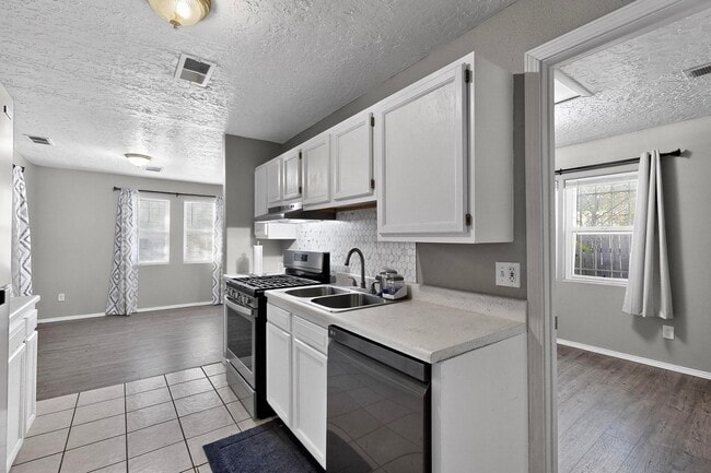 Building Photo - Historic Bungalow House 2 Bedroom 1 Bath- MOVE-IN Special