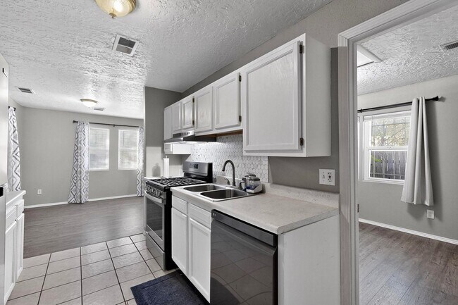 Building Photo - Historic Bungalow House 2/bd 1/ba 730/sf