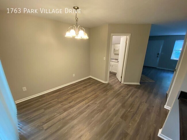 Building Photo - 2 Bedroom 2.5 Bath Townhome
