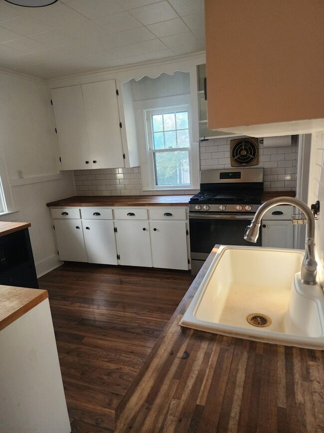 Building Photo - STUNNING 3 BEDROOM SINGLE FAMILY