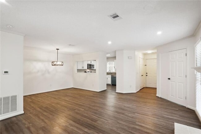 Building Photo - 801 Abingdon Way NE