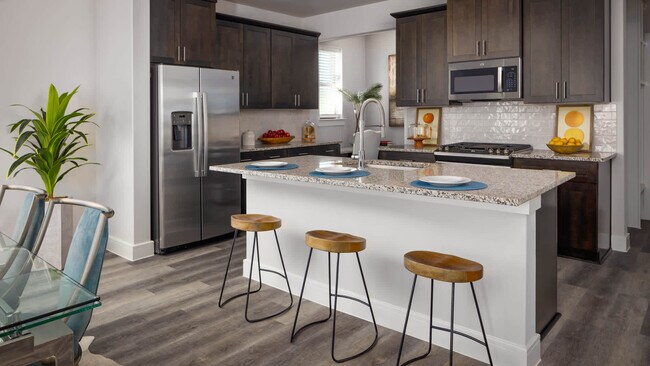 Cocina con electrodomésticos de acero inoxidable - The Louise Townhomes