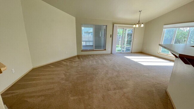 Building Photo - Beautiful 3BR/2BA Single Family House - St...