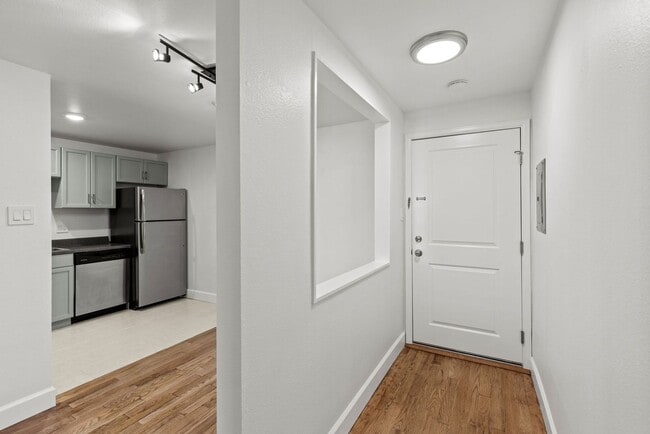 Building Photo - Condo with Mountain Views Near Wash Park &...