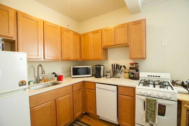 Building Photo - 918-918 Green Bay