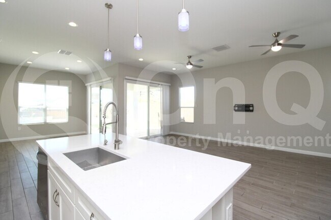 Foto del edificio - 2027 E Northwood Dr
