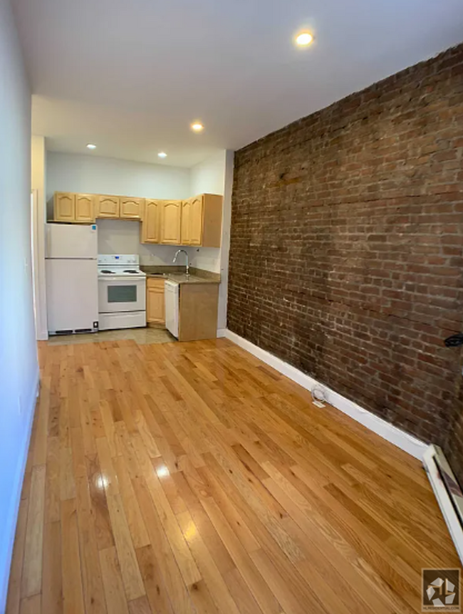 Building Photo - COZY AND SUNNY 3 BEDROOM ADELPHI STREET/FO...