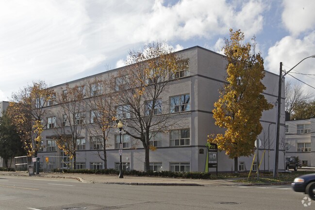 Photo du bâtiment - 206 Lakeshore Rd E