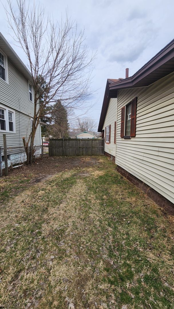 Building Photo - 2 Bed 1 Bath