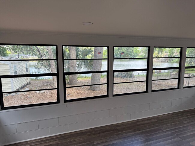 Foto del edificio - Water View - Remodeled 4 bedroom and 2 bath -  Sunroom