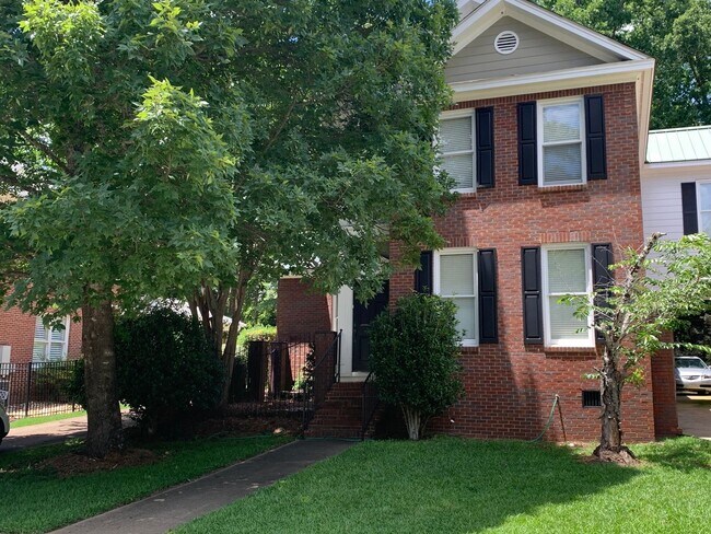 Foto del edificio - Spacious Townhome close to downtown Auburn...