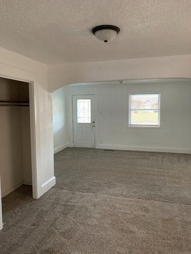 Building Photo - 2414 S Walnut St