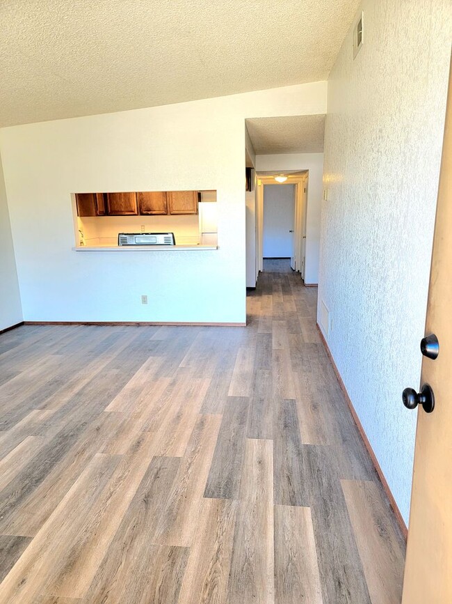 Building Photo - Beautiful Sierra Bonita 2 Bedroom 1 Bath A...