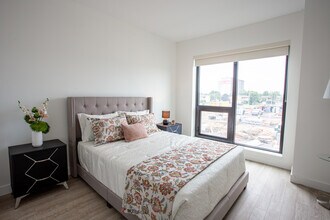 Building Photo - Luxo