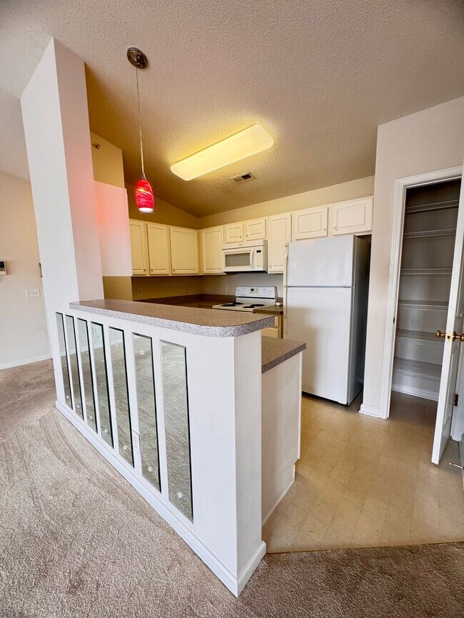 Foto del edificio - Beautiful 2BR 2BA Condo in High Point