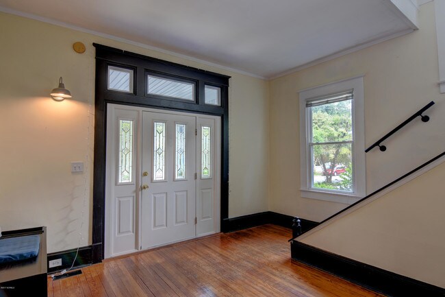 Building Photo - 1802 Perry Ave