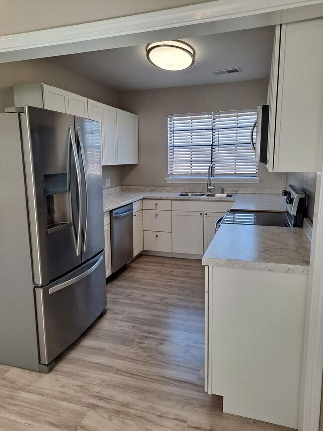 Foto del edificio - 2 bedroom 2 bath condo $1,150.00 water included
