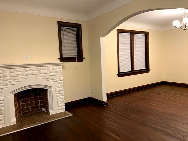 Building Photo - 6009 N Pointe Blvd