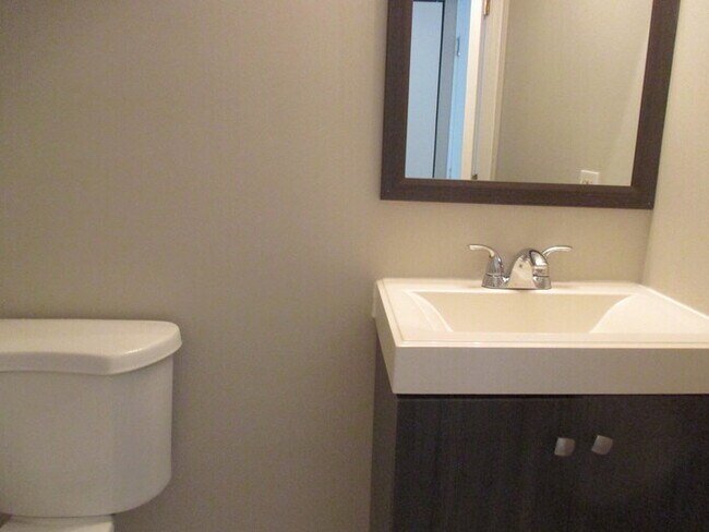 Building Photo - Nice 2 bedroom 1.5 bath end unit Townhome