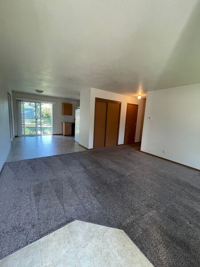 Building Photo - 3 bed 2 bath rancher with master en-suite ...
