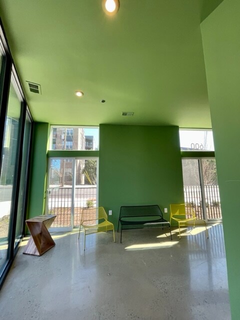 Foto del edificio - Room in Condo on S Duke St