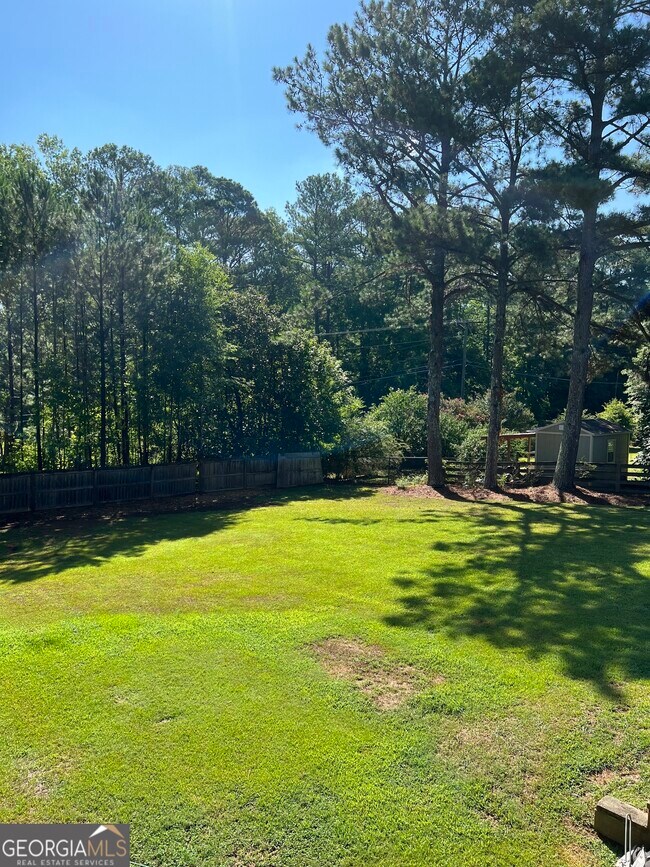 Building Photo - 8 Pine Ridge Dr