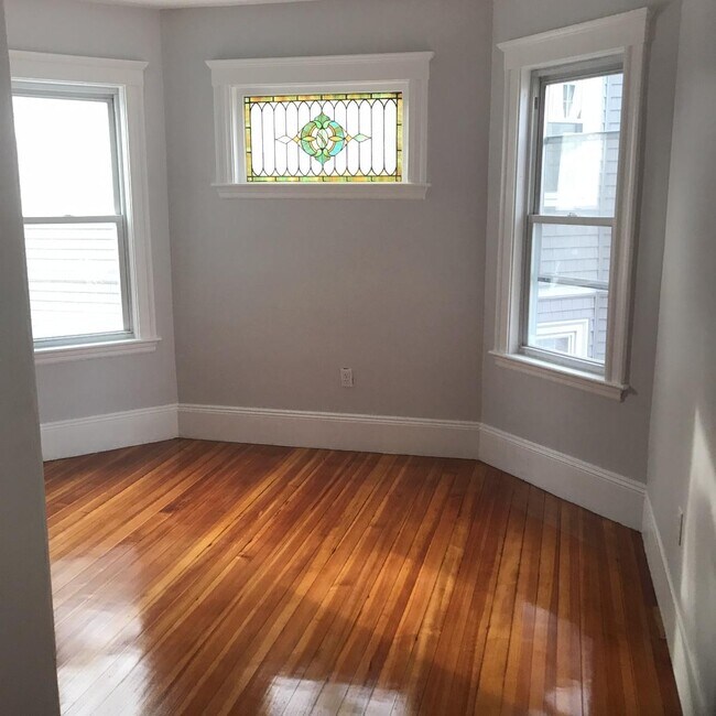 Foto del edificio - 137 Glenville Ave