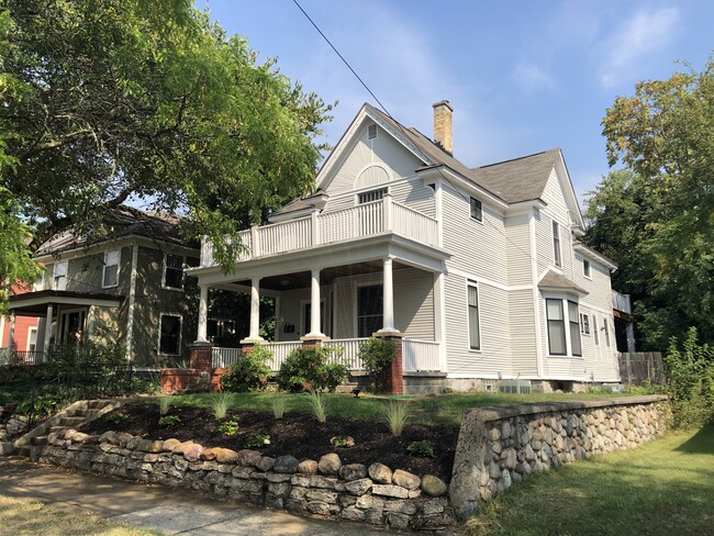 Building Photo - 552 Union St SE