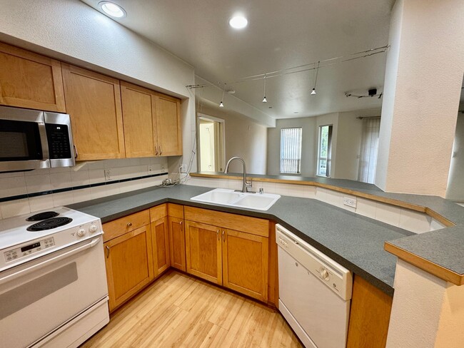 Building Photo - One Parking Spot Free! (MOVE IN SPECIAL 4 WEEKS FREE)