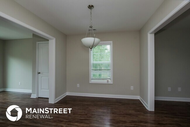 Foto del edificio - 492 Rogers Lake Rd E