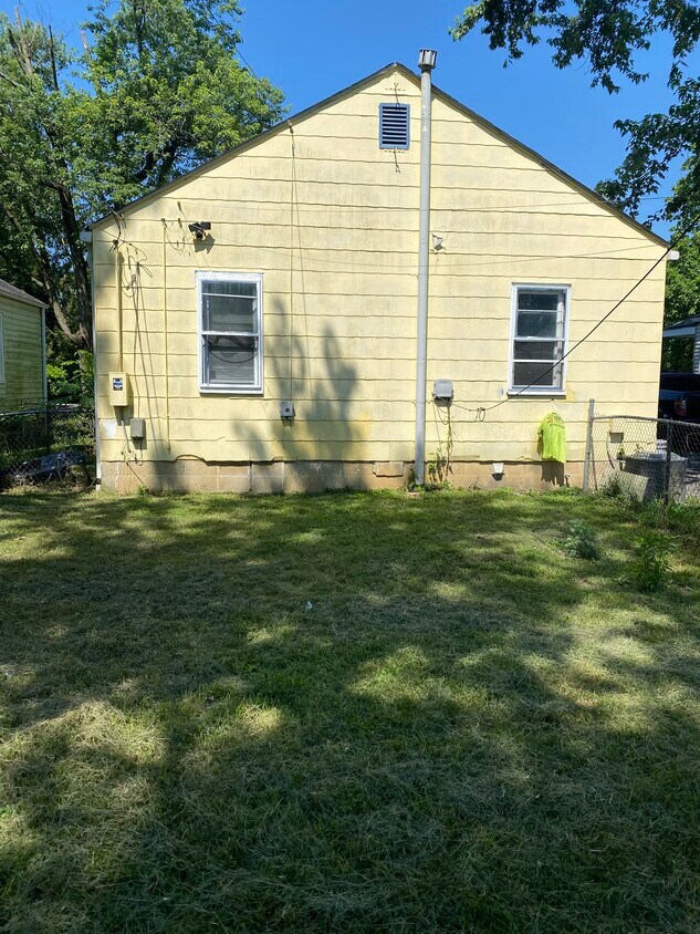 Building Photo - 484 S Weyant Ave