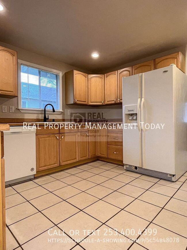 Building Photo - Central Tacoma Charm: Spacious 4-Bedroom H...