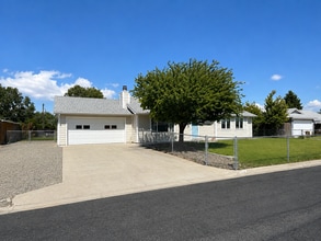 Building Photo - 704 W 45th Pl