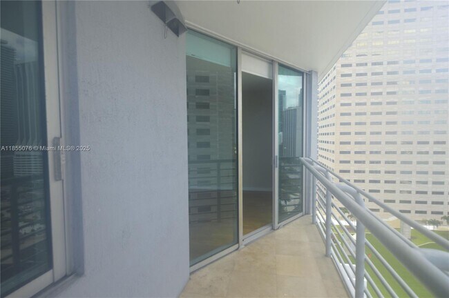 Foto del edificio - 335 S Biscayne Blvd